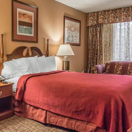 Fairbridge Inn & Suites Poconos ストラウズバーグ エクステリア 写真