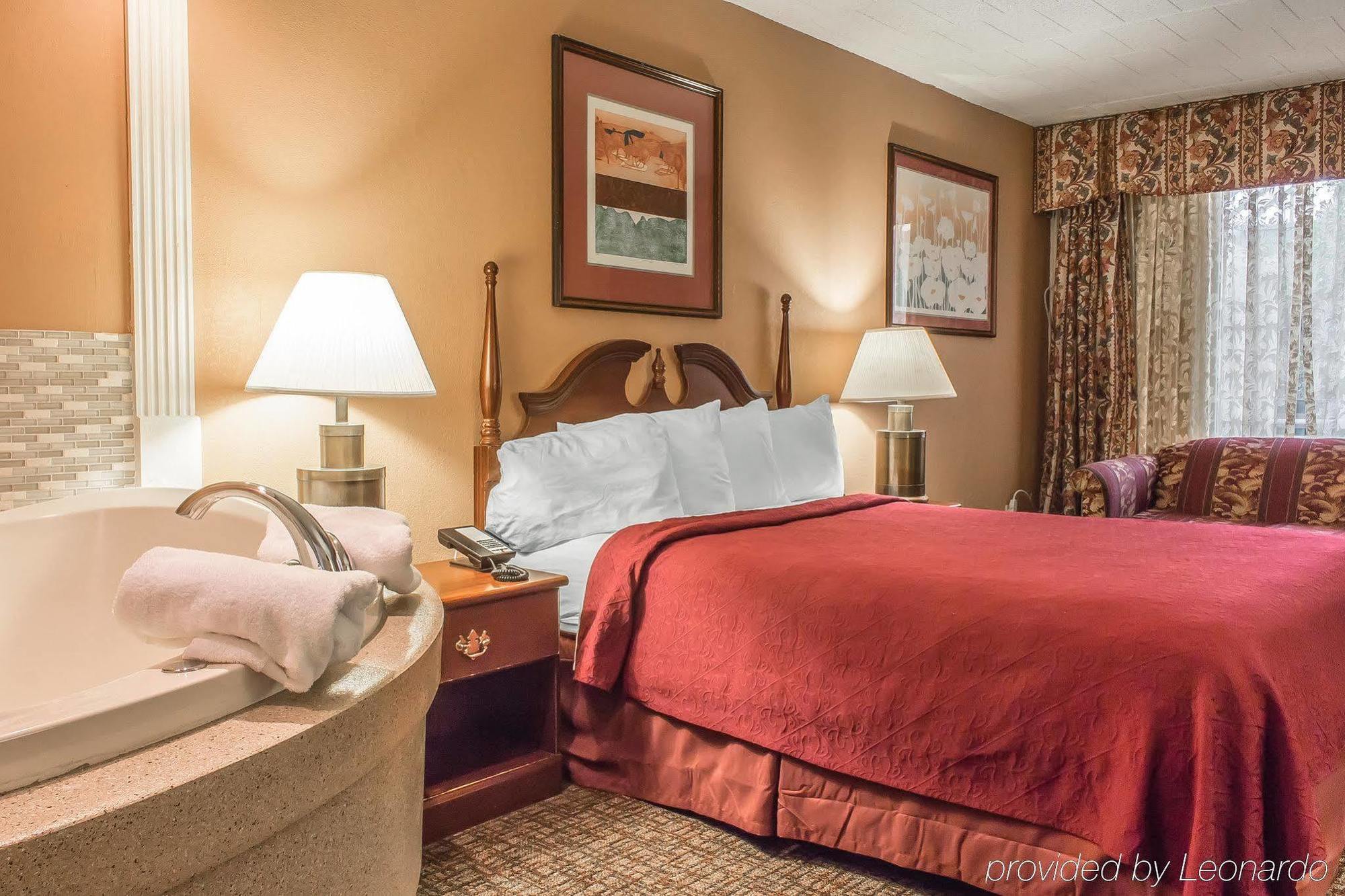 Fairbridge Inn & Suites Poconos ストラウズバーグ エクステリア 写真